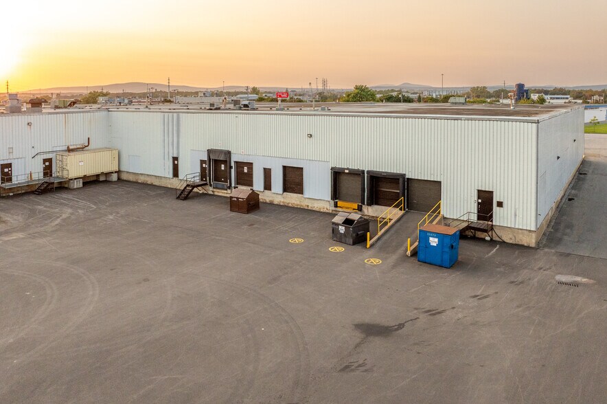 More Photos Of 2383-2393 Av Watt, Québec Distribution For Lease