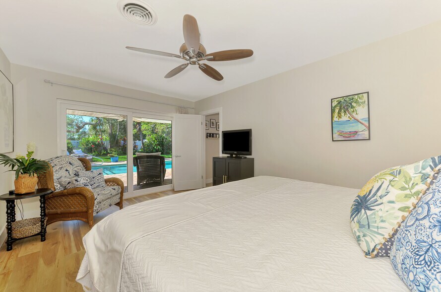 More Photos Of 400 Nokomis Ave S, Venice Specialty For Sale