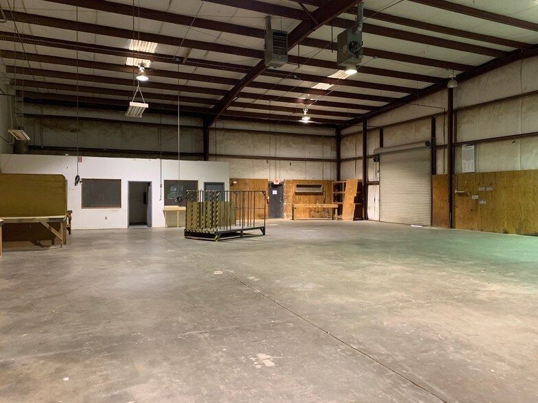 More Photos Of 126 Peach State Ct, Tyrone Warehouse For Lease