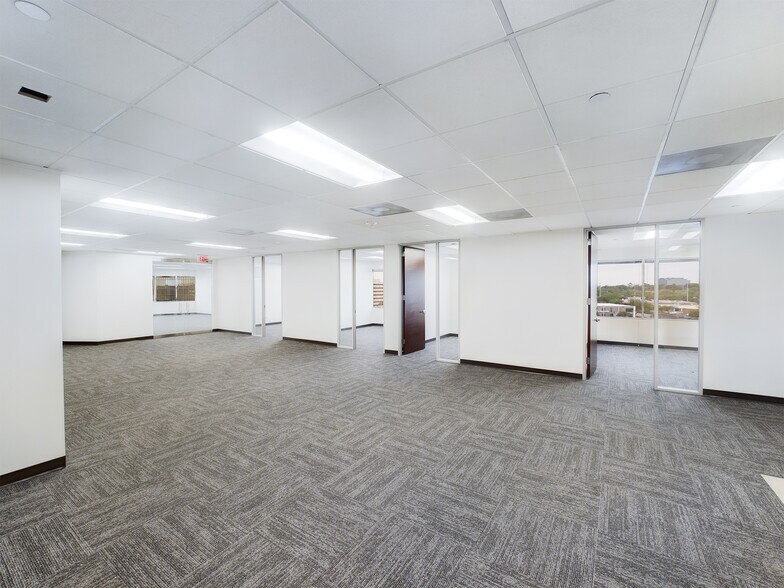 More Photos Of 1420 W Mockingbird Ln, Dallas Office For Lease