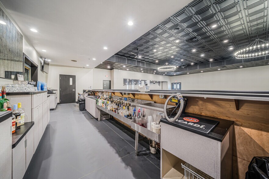 More Photos Of 689 Broadway, Berlin Restaurant For Sale