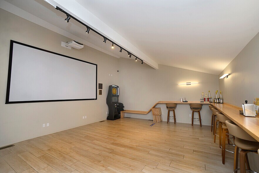 More Photos Of 221 20th Ave, Ottawa Bar For Sale