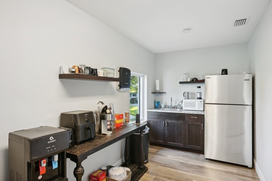 More Photos Of 3209 30th Ave S, Saint Petersburg Office For Sale