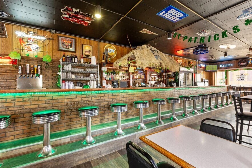 More Photos Of 1034 8th St, Onawa Bar For Sale