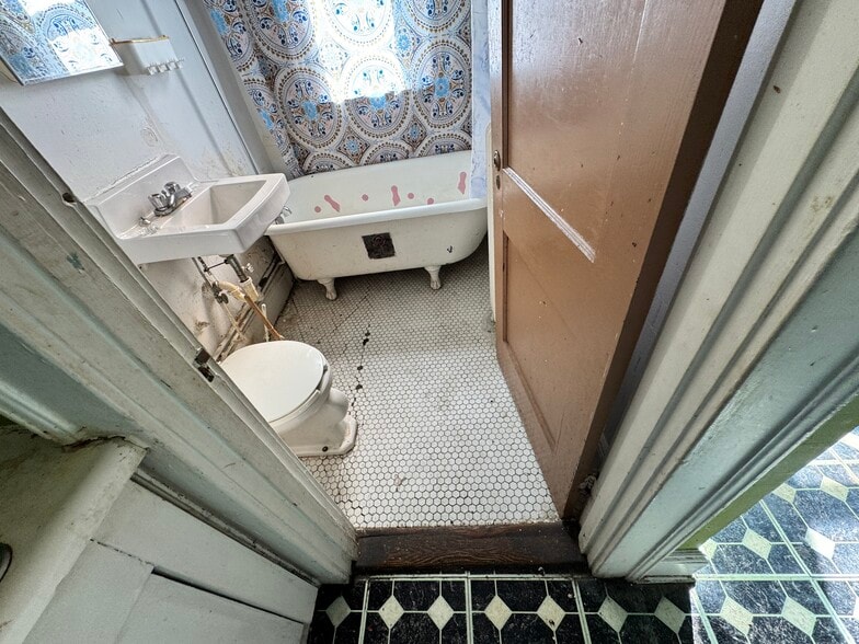 More Photos Of 102 Rowe Ave, Hartford Apartments For Sale