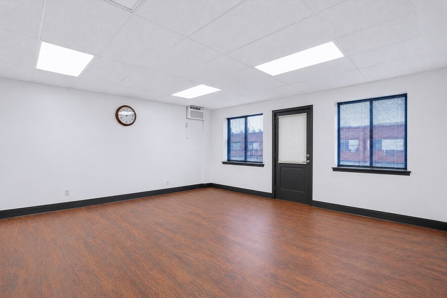 More Photos Of 118 Grand St, Kingston Freestanding For Sale