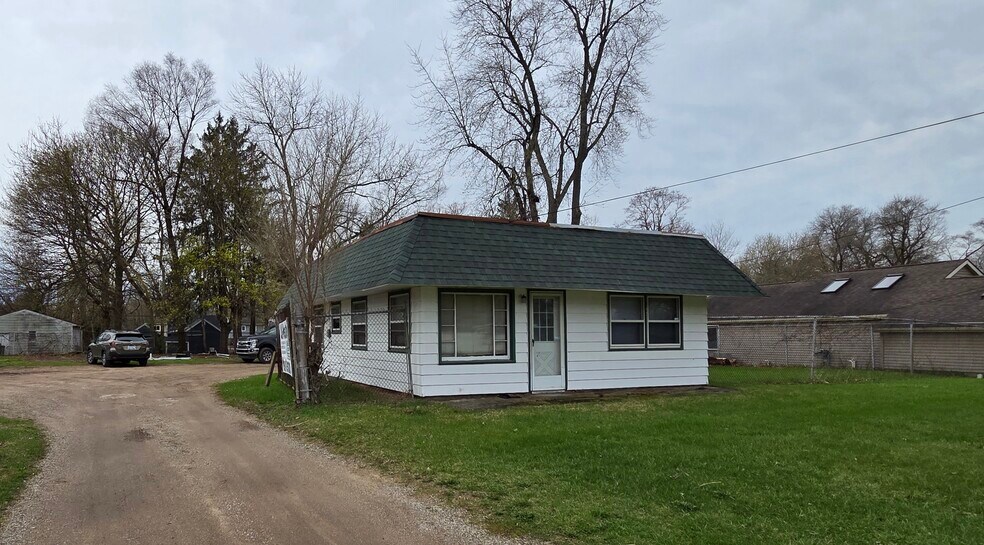 Primary Photo Of 321 W Sheridan Rd, Lansing Contractor Storage Yard For Sale