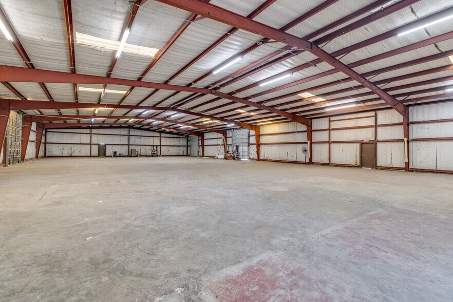 More Photos Of 1933 Winnsboro Rd, Monroe Distribution For Sale