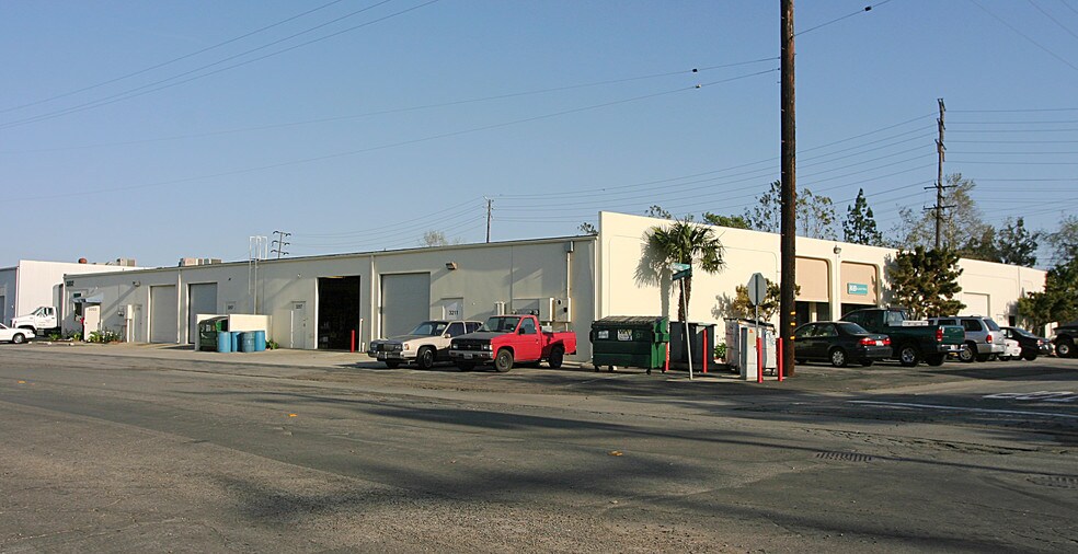 More Photos Of 3201-3211 W Warner Ave, Santa Ana Light Manufacturing For Lease