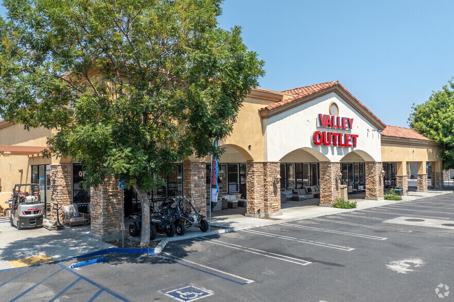 Primary Photo Of 1986 W Florida Ave, Hemet Storefront For Lease