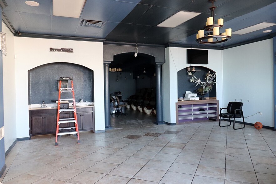 More Photos Of 210 W Longview Ave, Midland Storefront For Lease