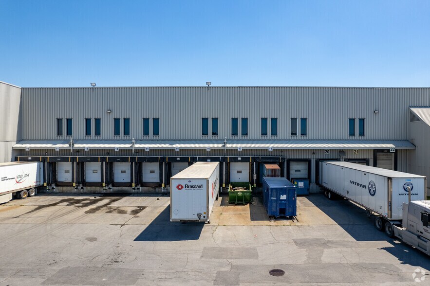 More Photos Of 4141-4149 Autoroute 440, Laval Warehouse For Lease