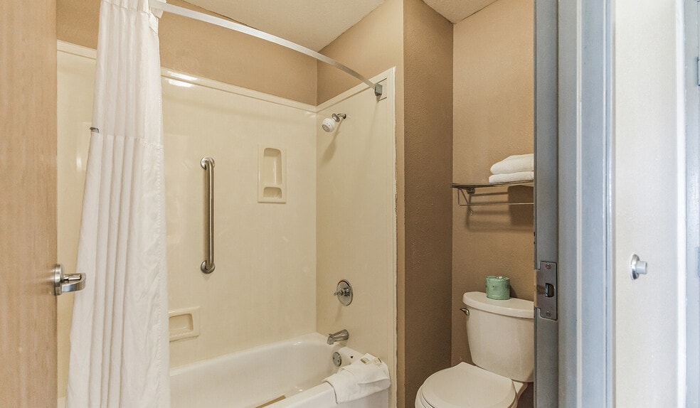 More Photos Of 912 US Highway 65/82 South, Lake Village Hotel For Sale