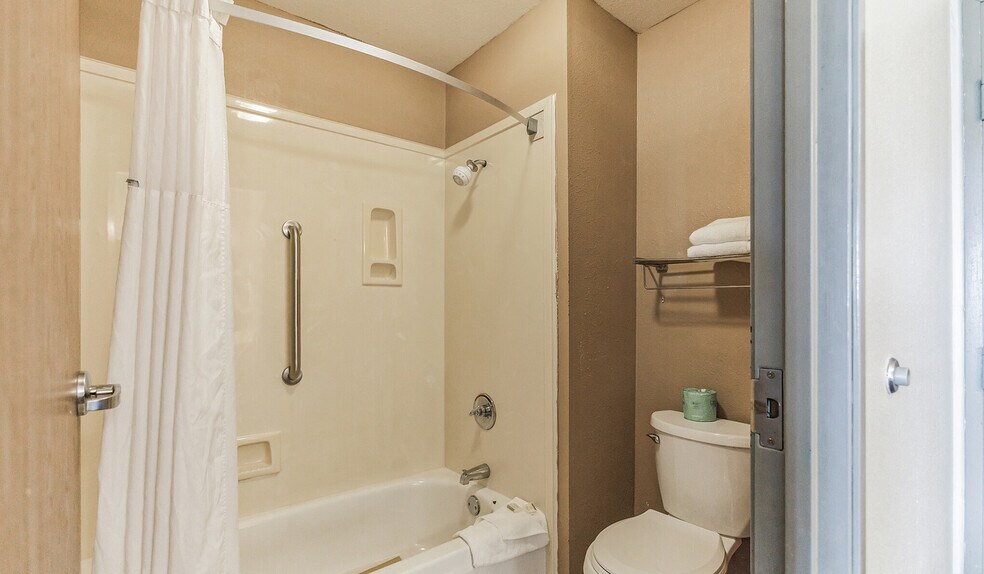 More Photos Of 912 US Highway 65/82 South, Lake Village Hotel For Sale