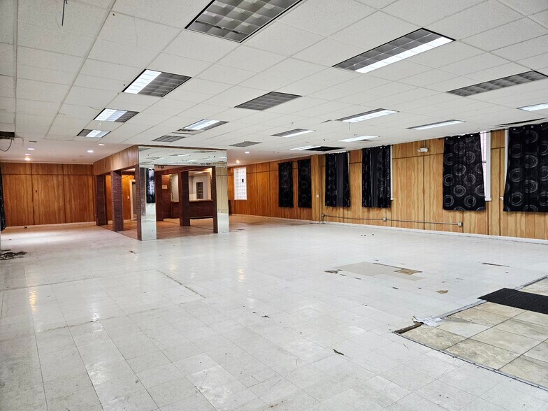 More Photos Of 220 E Galena Blvd, Aurora Storefront For Sale