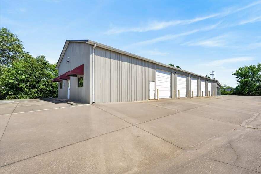 More Photos Of 141 Corporate Dr, Clarksville Flex For Lease