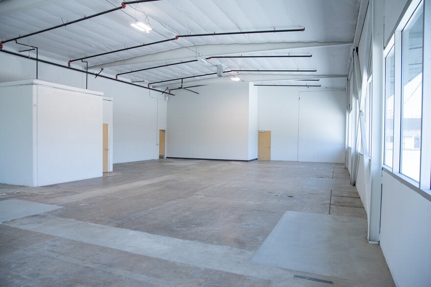 More Photos Of 620 E Dyer Rd, Santa Ana Warehouse For Lease