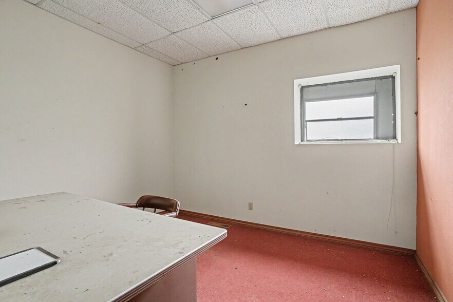More Photos Of 1515 N Broadway, Hobart Industrial For Sale