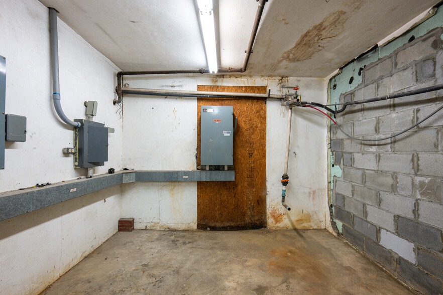 More Photos Of 121 Thompson St, Pittsboro Freestanding For Lease