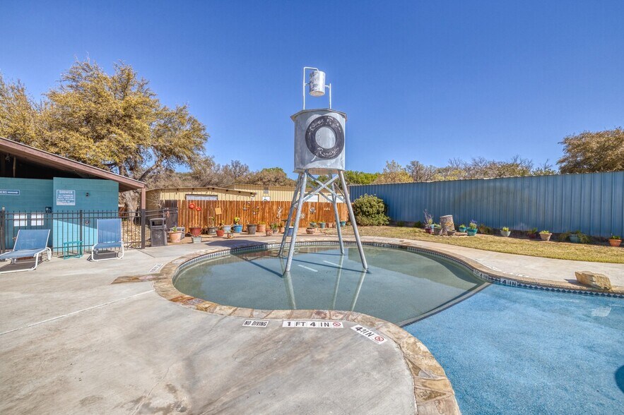 More Photos Of 49 Encino Dr, Concan Convenience Store For Sale