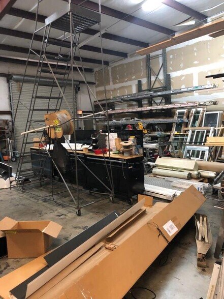 More Photos Of 572-2 Appleyard Dr, Tallahassee Warehouse For Lease
