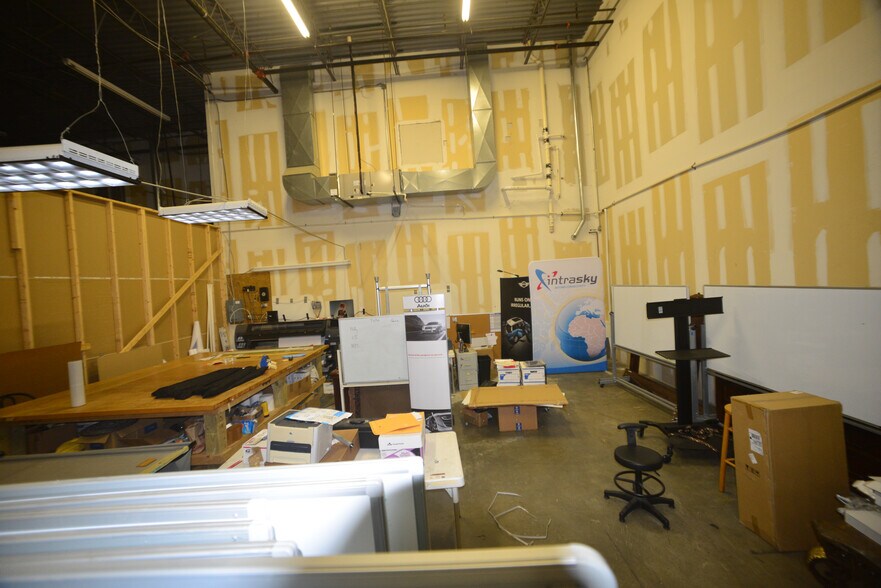 More Photos Of 9042 Hornbaker Rd, Manassas Industrial For Lease