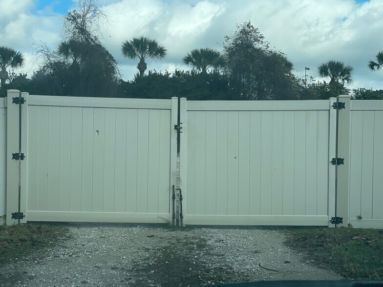 More Photos Of 1101 E Broadway St, Oviedo Office For Lease