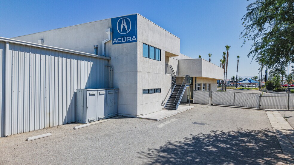 More Photos Of 4625 Wible Rd, Bakersfield Auto Dealership For Lease