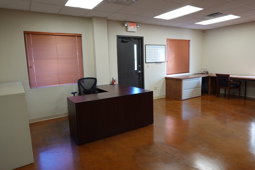 More Photos Of 2051 Bender Ln, Arnold Flex For Sale