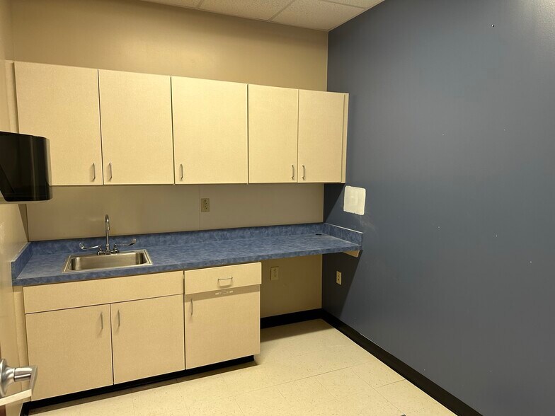 More Photos Of 9137-9141 Cross Park Dr, Knoxville Storefront Retail Office For Lease