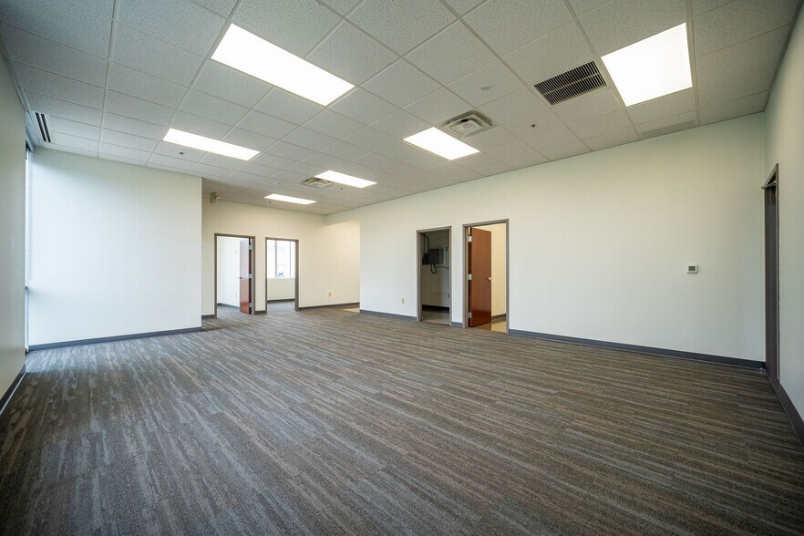 More Photos Of 3780 Tradeport Ct, Lockbourne Distribution For Lease