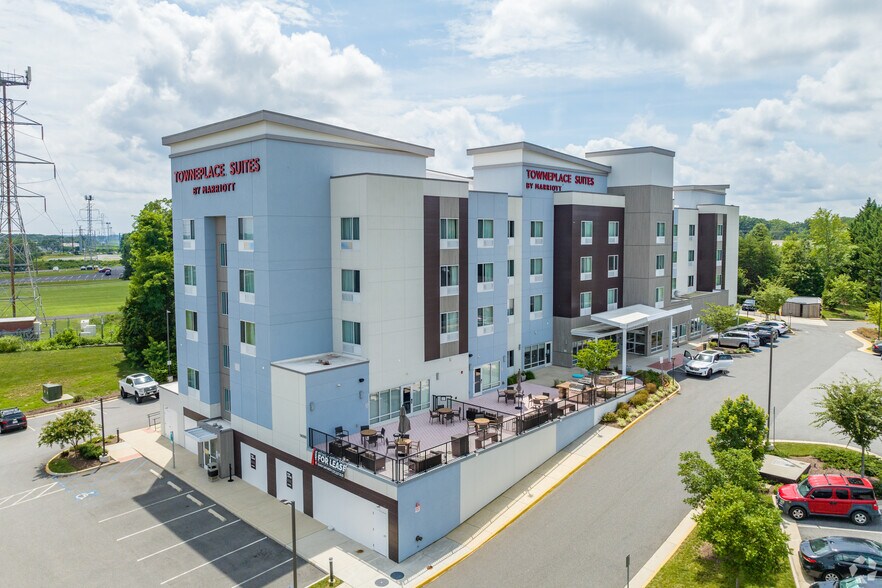 More Photos Of 14090 Shoppers Best Way, Woodbridge Hotel For Lease