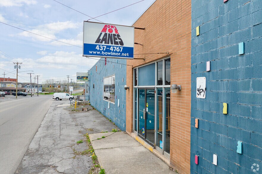 More Photos Of 600 W Manlius St, East Syracuse Freestanding For Lease