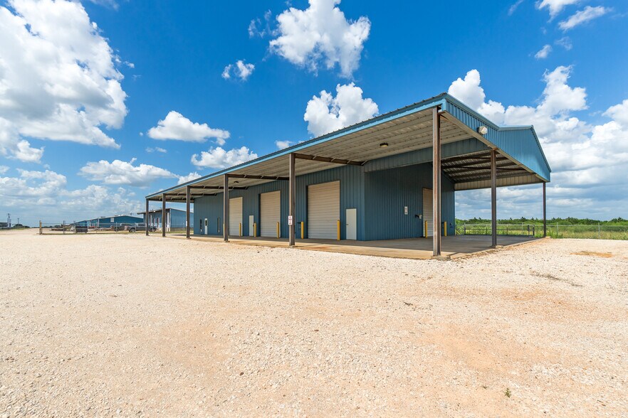 More Photos Of 945 Huser Blvd, Schulenburg Warehouse For Lease