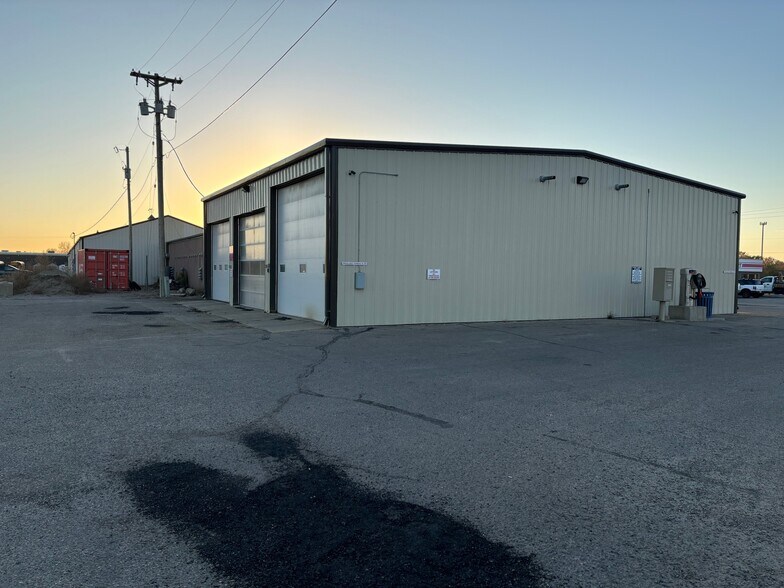 More Photos Of 717 27th St SE, Minot Flex For Lease