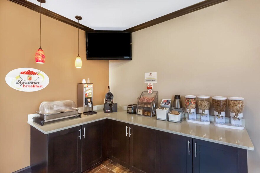 907 Hurst St, Center, TX 75935 Hotel For Sale