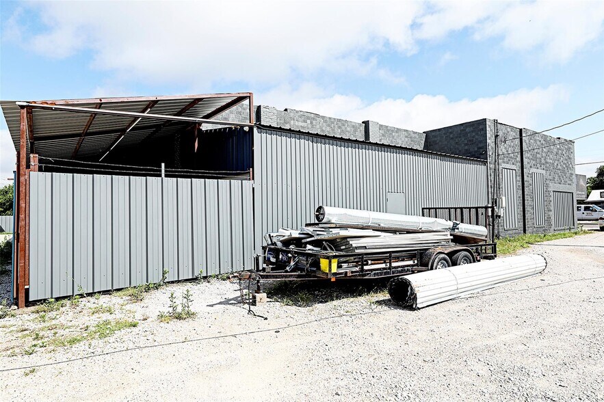 More Photos Of 406 W Wise St, Bowie Industrial For Sale