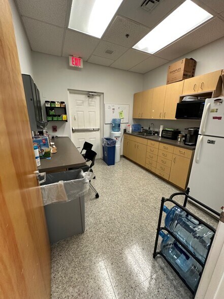 More Photos Of 842 Sunset Lake Blvd, Venice Medical For Lease
