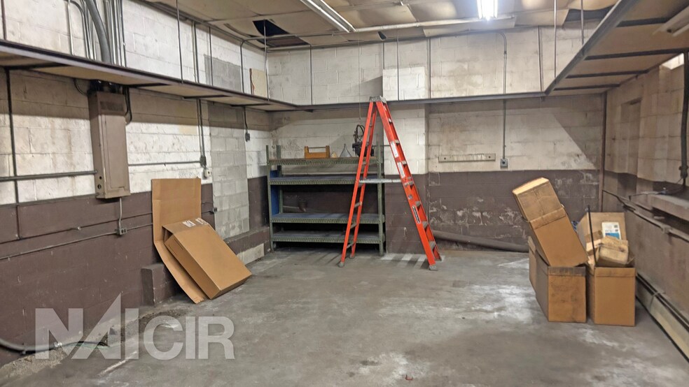 More Photos Of 1616 E Grand Ave, Tower City General Retail For Sale