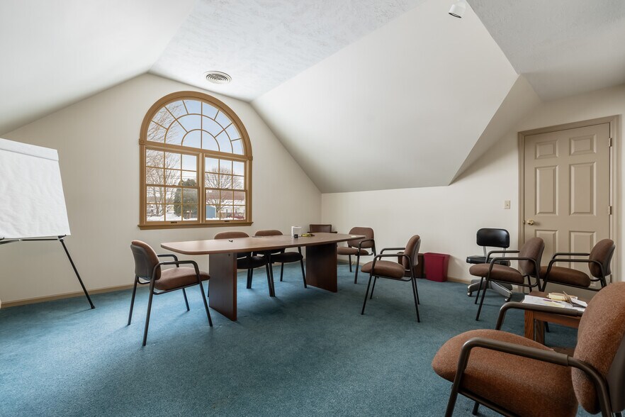 More Photos Of 240 S 4th St, Coshocton Office For Lease