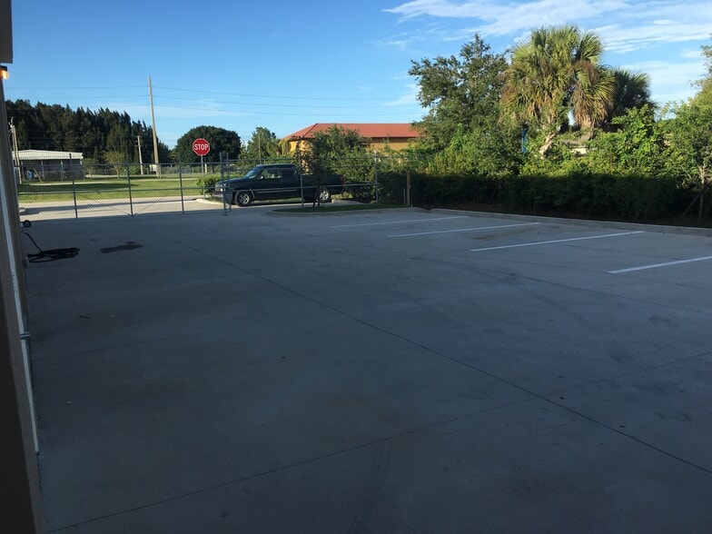 More Photos Of 1742 Canova St SE, Palm Bay Auto Repair For Sale