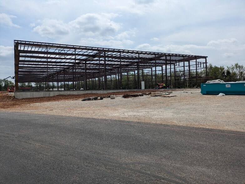 More Photos Of 2610 N Westgate Ave, Springfield Warehouse For Lease