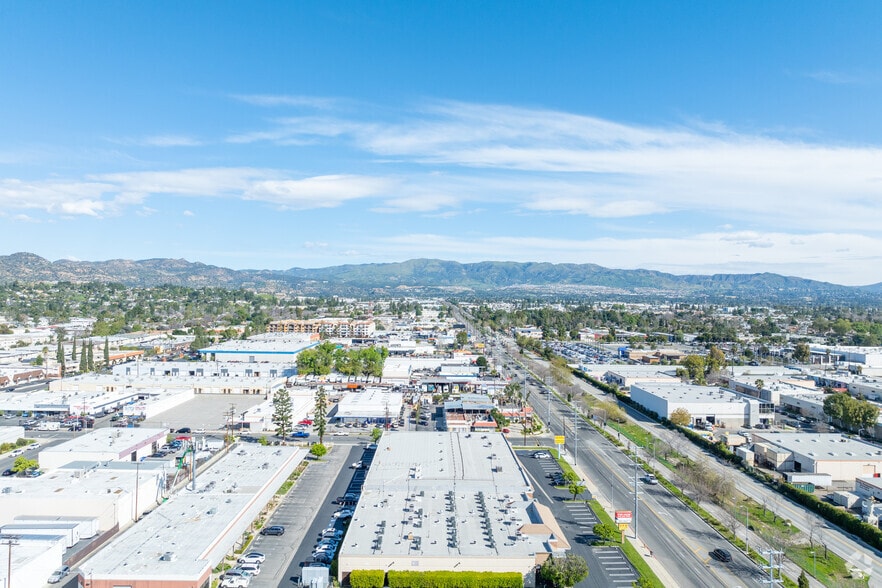 More Photos Of 7939-7947 Canoga Ave, Canoga Park Showroom For Lease