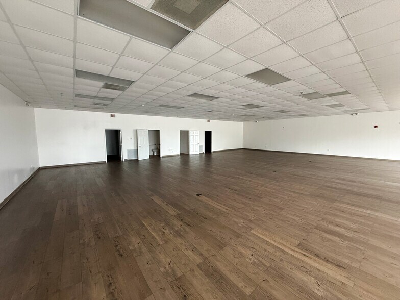 More Photos Of 275 W Airport Blvd, Pensacola Storefront Retail Office For Lease