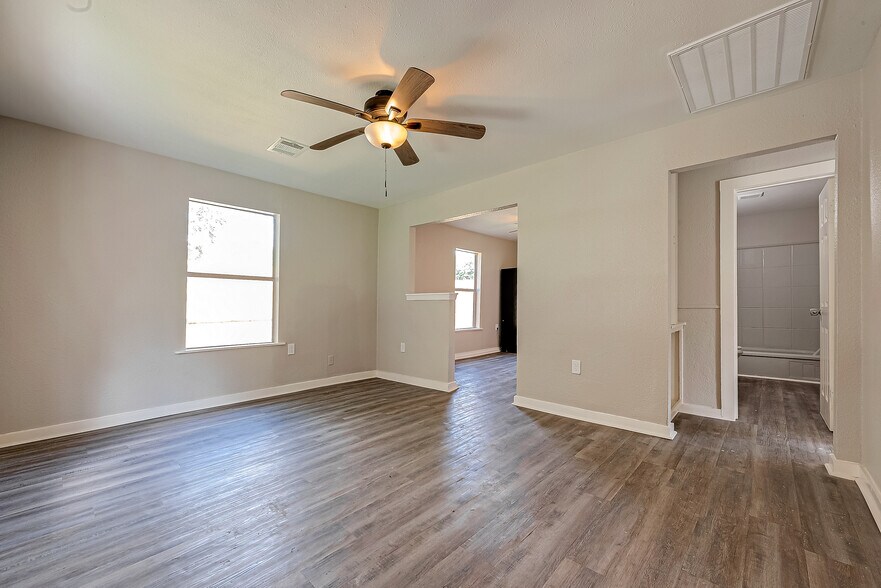 More Photos Of 2207 1/2 Cedar Bayou Rd, Baytown Apartments For Sale