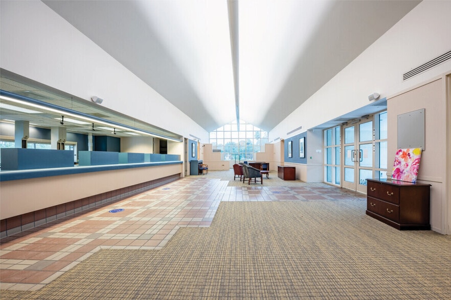 More Photos Of 15302 Amberly Dr, Tampa Bank For Lease