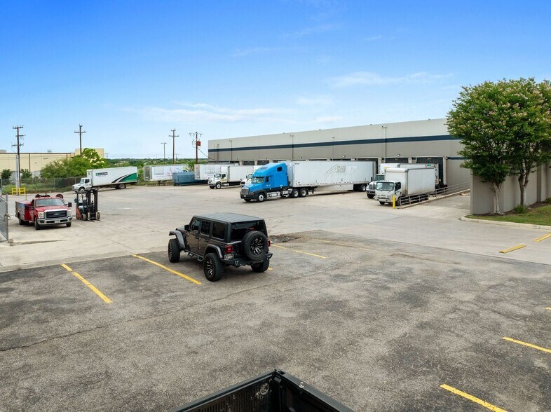 More Photos Of 6129-6139 Woodlake Ctr, San Antonio Manufacturing For Lease