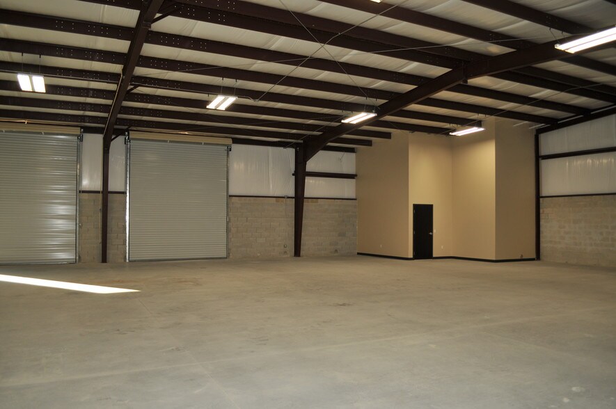More Photos Of 400 Gordon St, Sanford Flex For Lease
