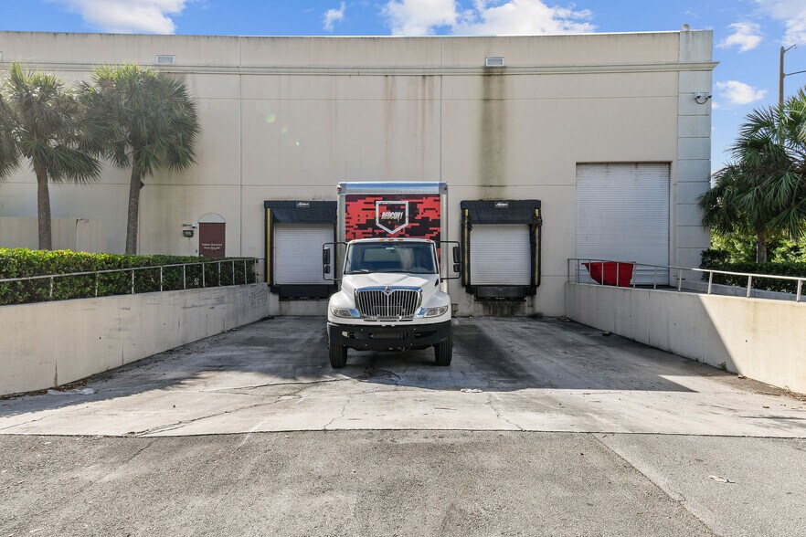 More Photos Of 701 Park of Commerce Blvd, Boca Raton Light Distribution For Lease