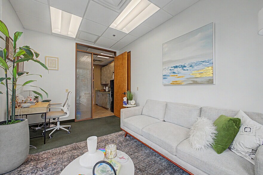 More Photos Of 565 W Chandler Blvd, Chandler Office For Lease